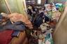 Из квартиры россиянки вывезли сотню мешков с мусором: Квартира: Дом: Lenta.ru