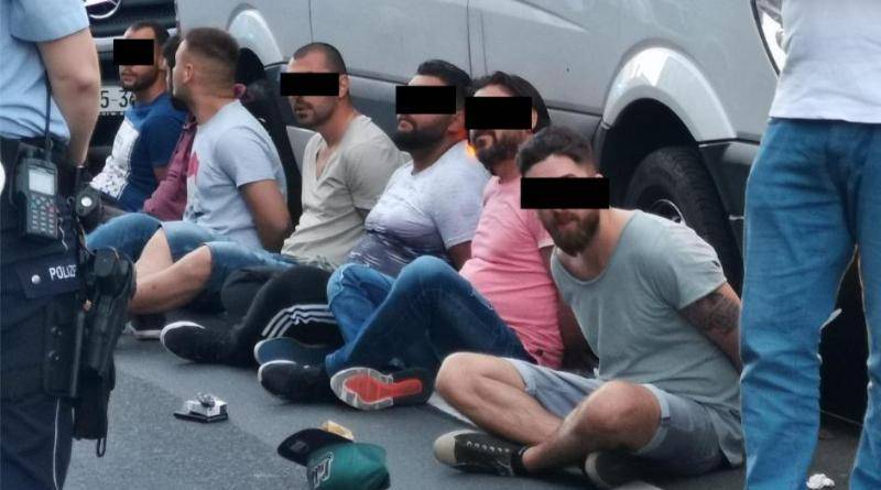 Мюльхайм: 50 агрессивных мужчин вышли на улицу, угрожая полицейским