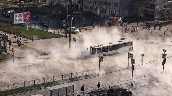 Автобус с пассажирами попал в яму с горячей водой в Санкт-Петербурге