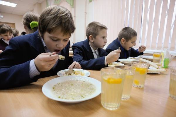 Суд прекратил разбирательства по двум искам Роспотребнадзора к комбинату питания «Московский школьник»
