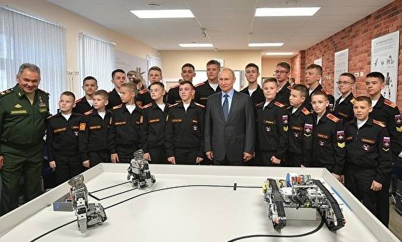 Петербургские суворовцы показали Путину роботов. Те оказались сделаны в Южной Корее