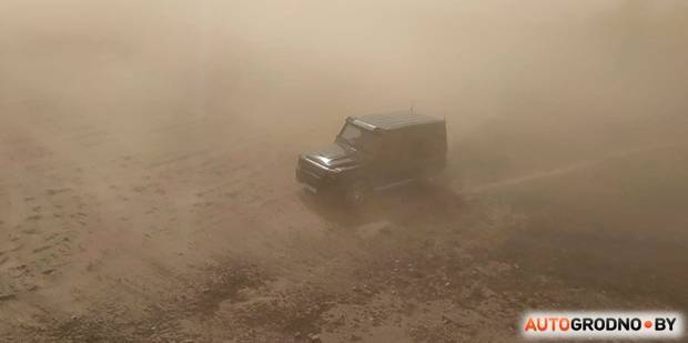Девушка села в Gelandewagen и отправилась в самый эпицентр песчаной бури