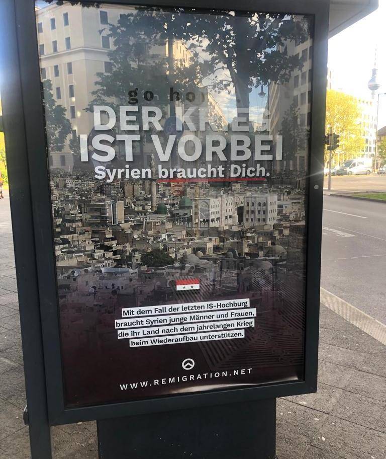 В Берлине появились шокирующие плакаты: «Беженцы, идите домой! Вы нужны Сирии!»