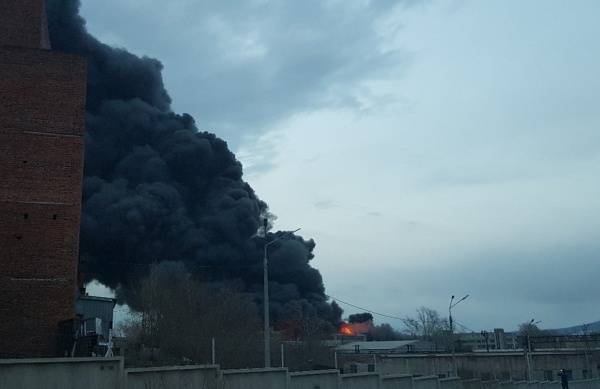 Почти сто человек тушат пожар на «Красмаше» в Красноярске