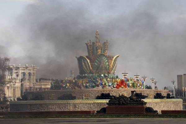На ВДНХ загорелся отреставрированный за 1,2 млрд рублей фонтан «Каменный цветок»