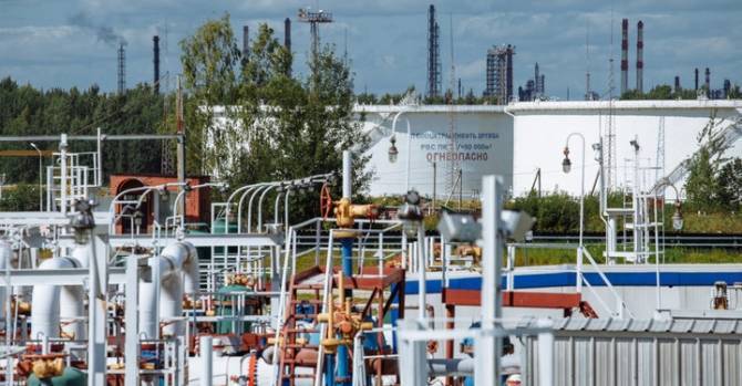 Медведев поручил за неделю выявить виновных в нарушении качества нефти в "Дружбе"