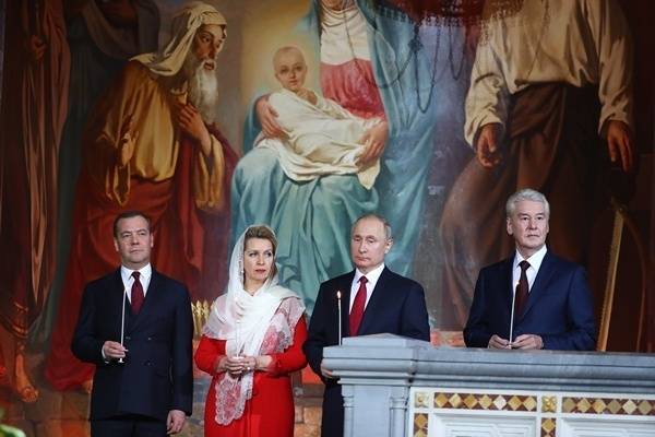 Путин и Медведев приехали на пасхальное богослужение в храм Христа Спасителя