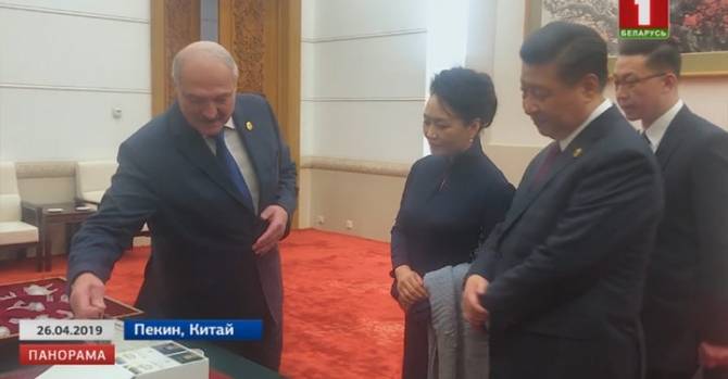 Лукашенко преподнес Си Цзиньпину и его супруге подарки от младшего сына Николая