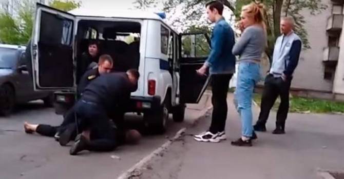 В Гомеле пьяная компания напала на сотрудников милиции - видео задержания
