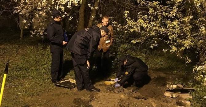 В Гродно во дворе частного дома нашли закопанное тело мужчины