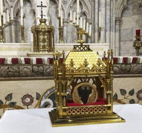 В Нью-Йорк привезли для поклонения 150-летнее сердце французского священника