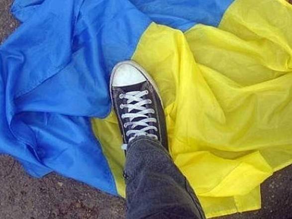 Украинец заплатил 850 грн за то, что потоптался по сине-желтому флагу