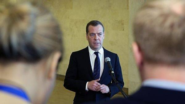 Медведев: Мы откажемся от секторальных санкций против белорусских товаров