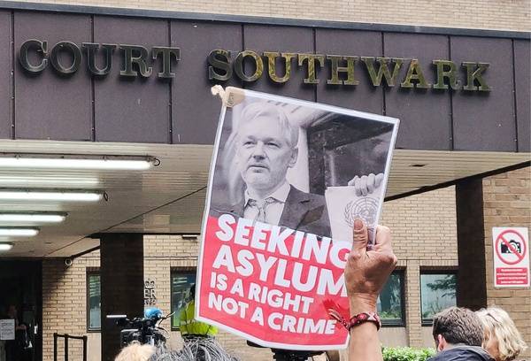 Суд в Лондоне дал Ассанжу 50 недель заключения за нарушение условий выхода под залог - govoritmoskva.ru - Швеция - Эквадор