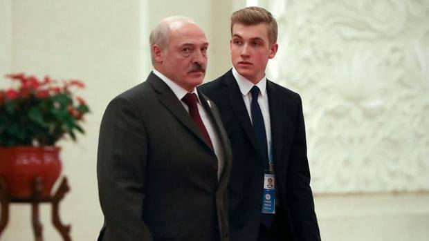 Школьницы пускают слюни на Колю Лукашенко - новый флешмоб