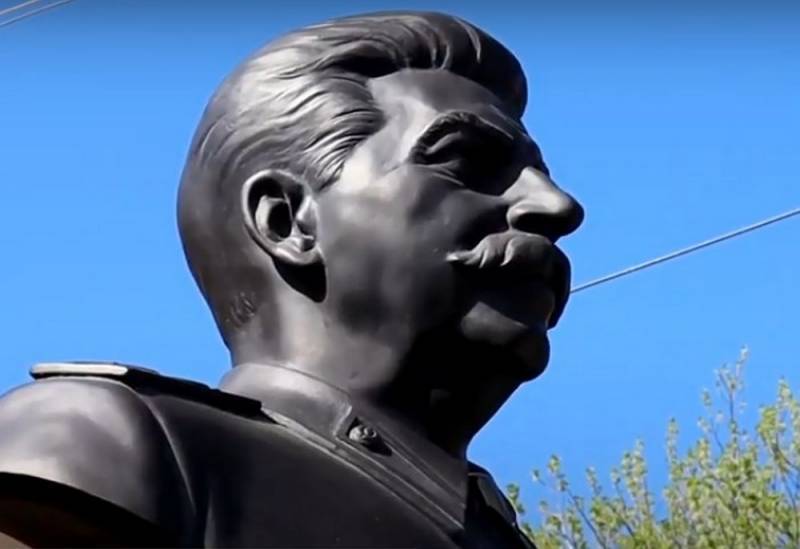 В России установили памятник Сталину