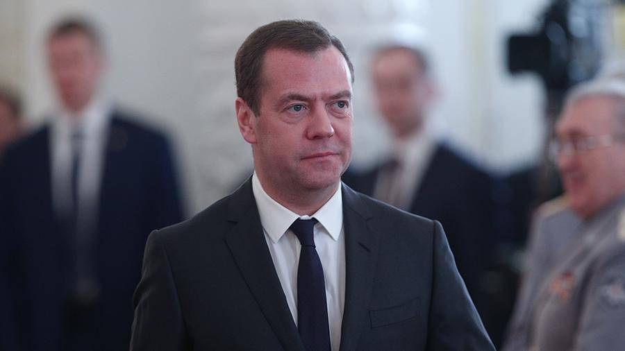 Медведев провел телефонный разговор с премьер-министром Франции