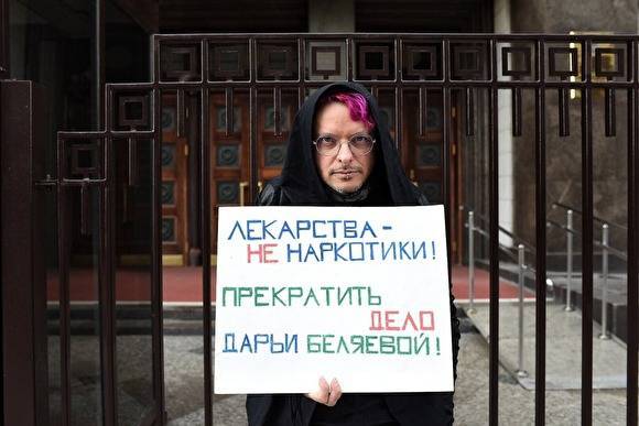 Возле Госдумы задержали поэта и активиста Александра Дельфинова. Он вышел с одиночным пикетом против борьбы с покупателями антидепрессантов