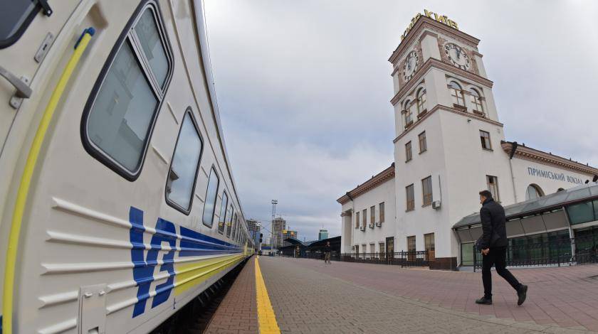 На Украине высказались об отмене поездов в Россию