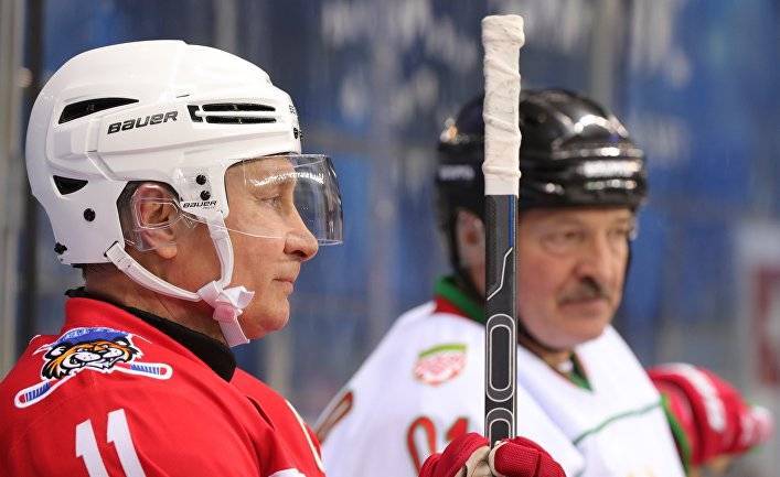 Владимир Путин сыграл с экс-звездами НХЛ