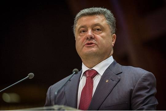 Порошенко ответил Зеленскому на сравнение с ворующим туристом