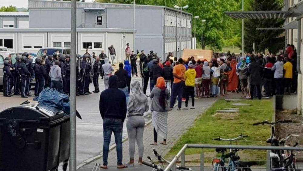 В якорном центре обнаружили труп женщин: беженцы забросали камнями полицейских, приехавших на вызов