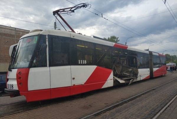 Число пострадавших в ДТП с трамваем и двумя машинами в Петербурге достигло 6