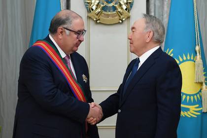 Назарбаев вручил Усманову орден Дружбы