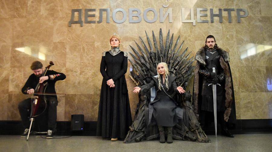 В московском метро поставили Железный трон из «Игры престолов»