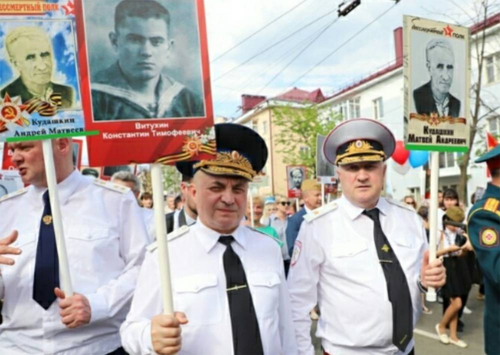 Глава МВД Мордовии, прокурор и епископ пришли на «Бессмертный полк» с портретом одного и того же человека
