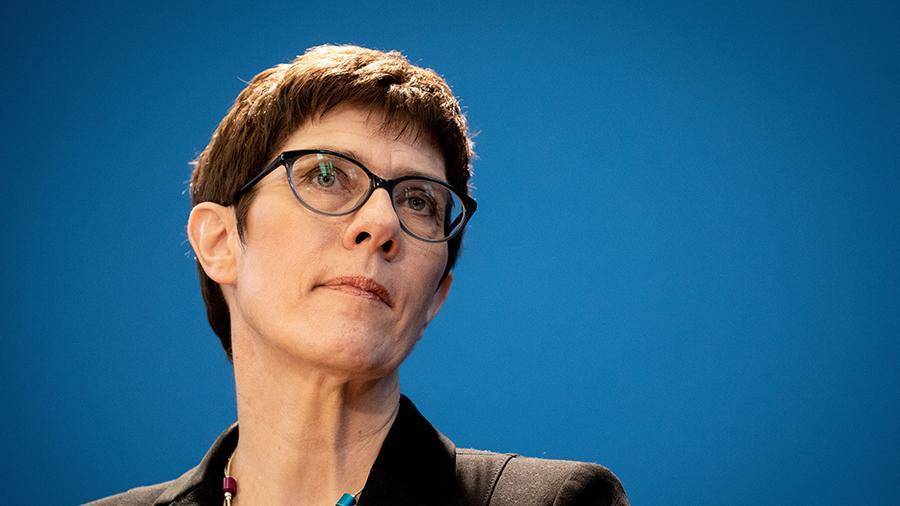 Преемница Меркель опровергла сообщения о досрочной отставке канцлера