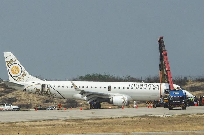 Пассажирский самолет совершил посадку Мьянме с отказавшими шасси