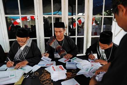 Названа причина массовых смертей членов избиркома Индонезии на выборах