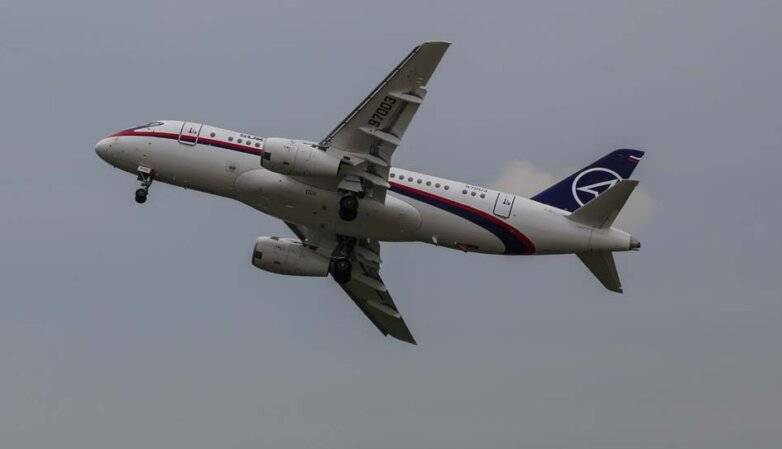 Вылетевший в Самару Superjet вернулся в аэропорт из-за проблем с давлением в кабине пилотов&nbsp;— «Интерфакс»