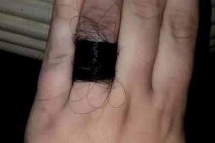 Помолвочное кольцо из мужских волос удивило пользователей сети