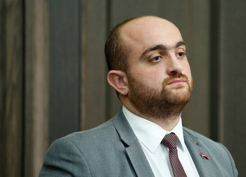 Правительство Армении назначило губернатором человека, топтавшего флаг России