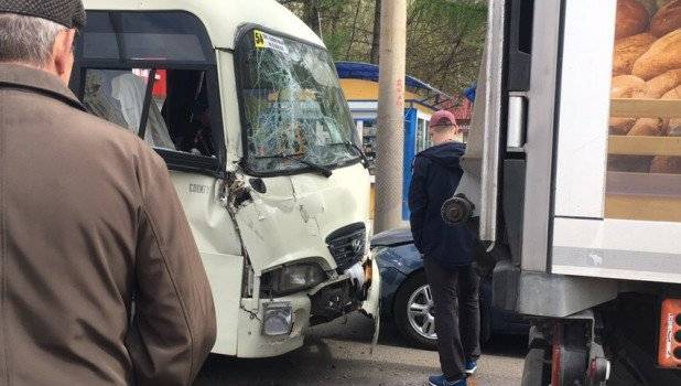 Три человека пострадали в ДТП с маршруткой в Барнауле