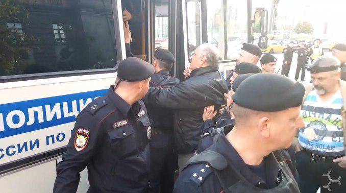 В Москве на сходе против пыток и репрессий задержали шесть человек: четырех провокаторов из SERB и двух участников акции