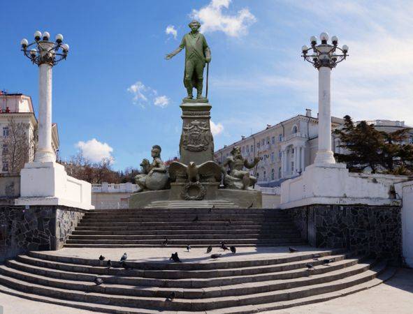 РБК:  Чиновников правительства попросили скинуться на памятник Потемкину в Севастополе
