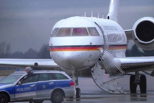 Автомобиль без водителя протаранил самолет Меркель