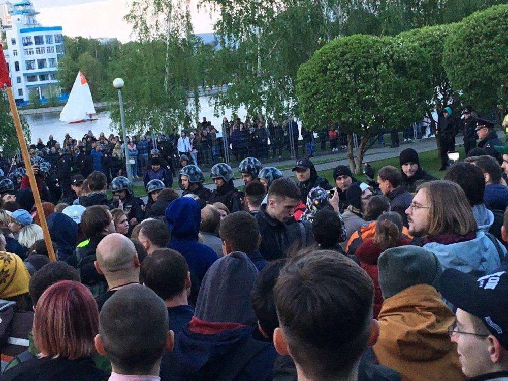 В Екатеринбурге возобновились столкновения сторонников и противников строительства храма