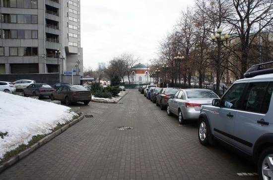 В Петербурге предложили ввести ответственность за самовольное использование парковок во дворах