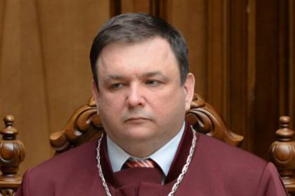 Уволенный глава Конституционного суда Украины обвинил Порошенко в перевороте