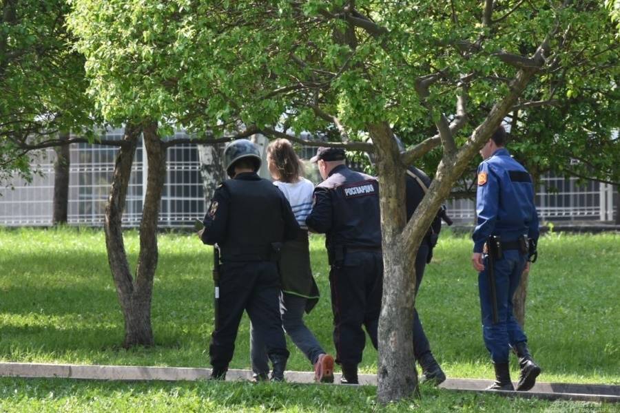 В Екатеринбурге силовики сломали нос несовершеннолетнему, который снимал акцию в защиту сквера