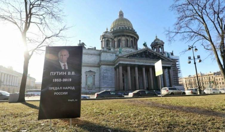 В Екатеринбурге еще одного активиста оштрафовали за «надгробие Путина»