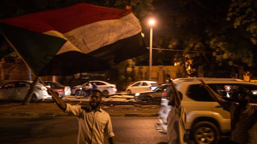 Военная полиция в Судане избила палками корреспондента Sputnik