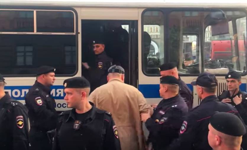 Суд в Москве оштрафовал и арестовал участников схода «В защиту нового поколения»