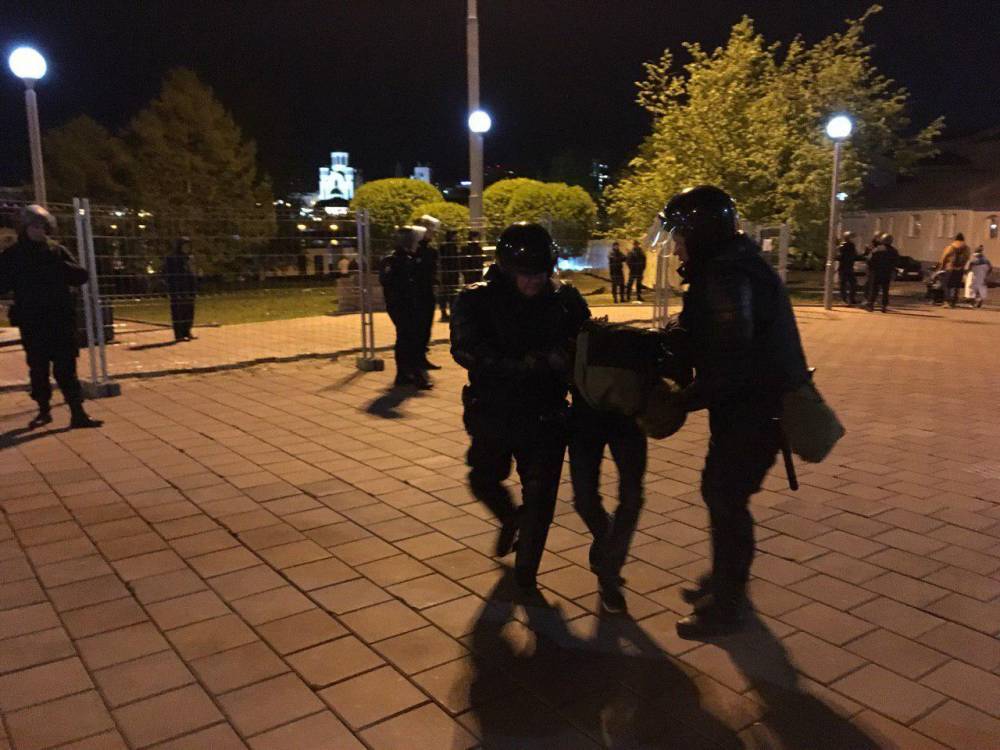 «Активистов возят по земле и тащат за горло». В Екатеринбурге задержаны не менее 40 участников акции против строительства храма