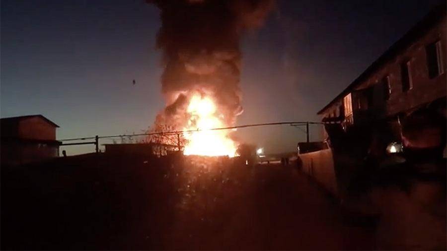 В Ленобласти площадь пожара на складах с бензином достигла 12 тыс. м