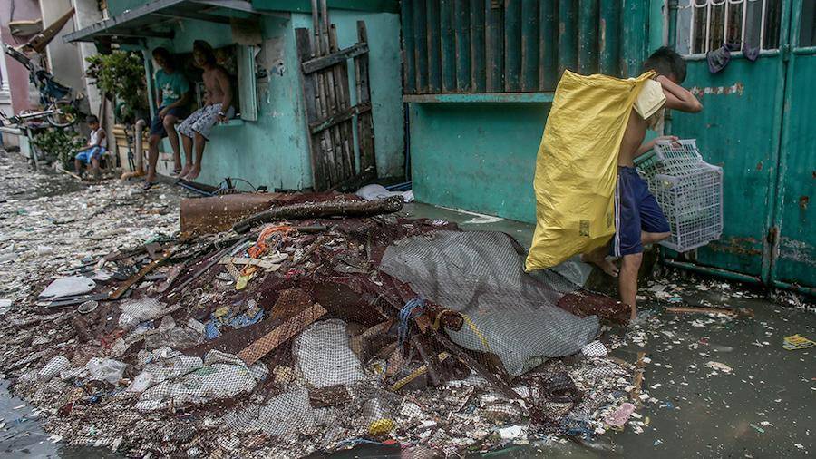 Филиппины отозвали посла из Канады из-за проблем с вывозом мусора